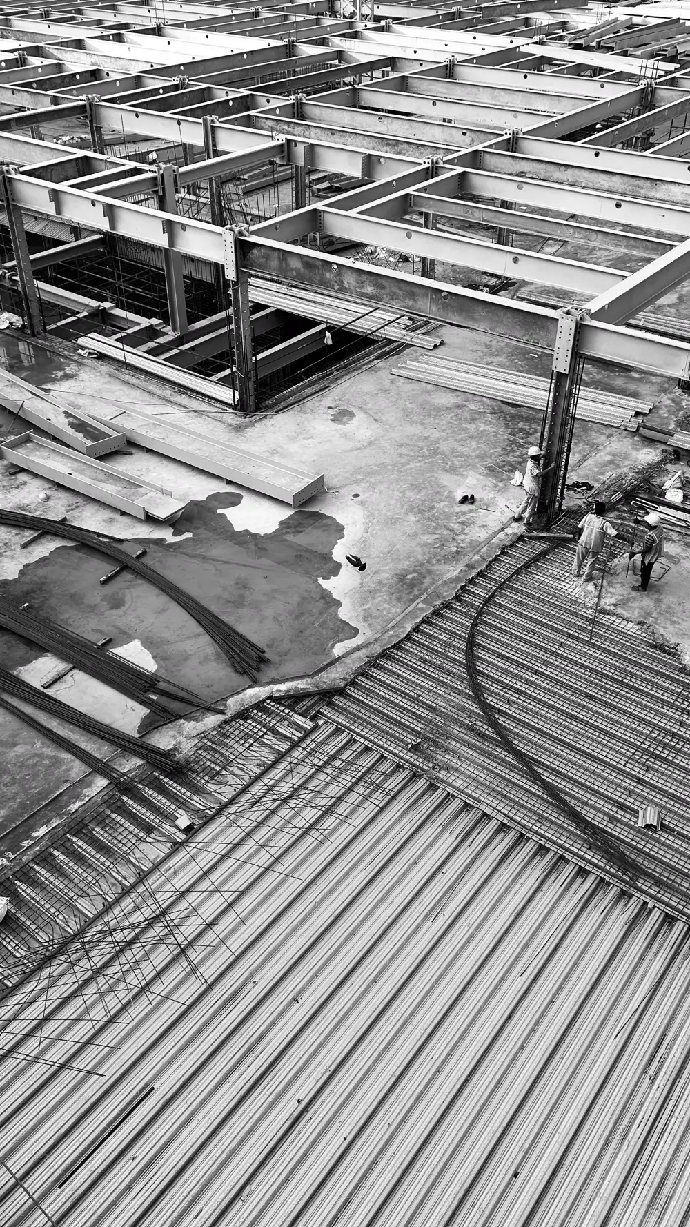 Obra de Vega Arquitectos: estructura de acero en construcción